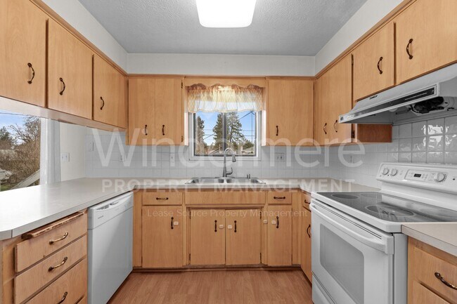 Foto del edificio - Beautiful Family Home ! Spring Special !! 50% Off first months rent.