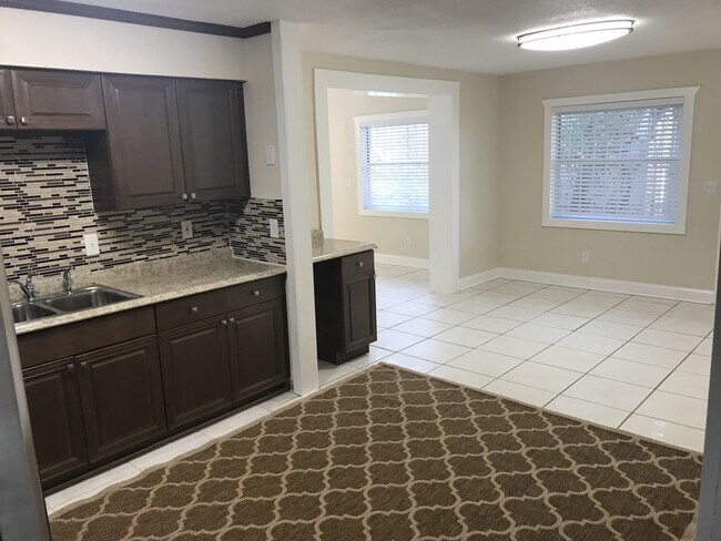 Foto del edificio - 5 Bedroom Home Close to Downtown