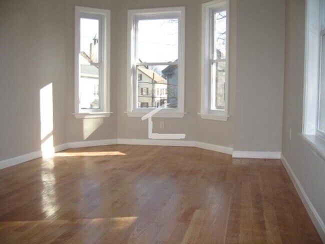 Foto del edificio - 9/1 Oversized, renovated 4BR/2BA in Allston, w/d in unit!