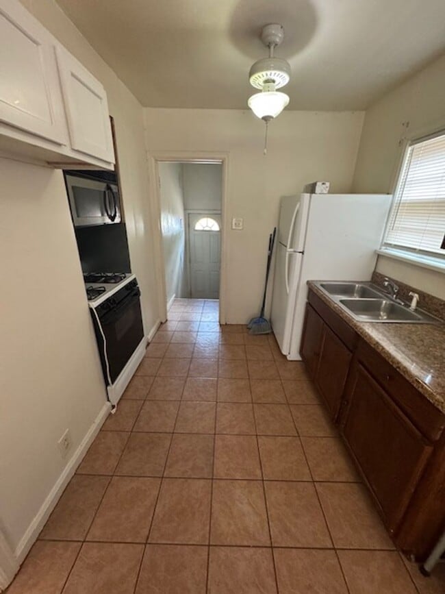 Building Photo - Centrally Located - 3 Bedroom/1.5 Bath Hou...