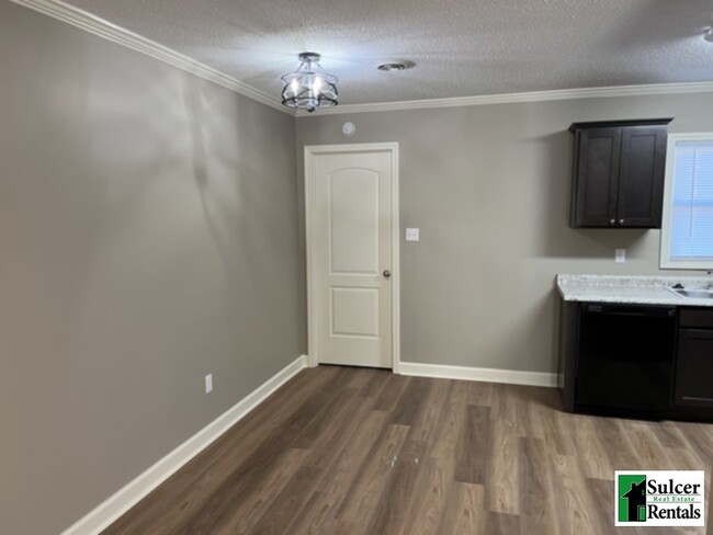 Building Photo - Newly Renovated 2BR in a Residential Area ...