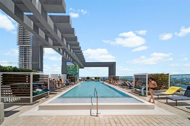 Foto del edificio - 2150 N Bayshore Dr