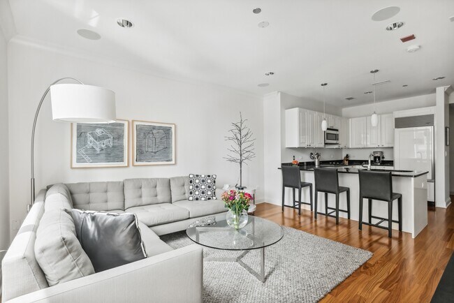 Building Photo - 10 E Delaware Pl