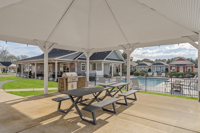 Building Photo - The Cottages Dothan