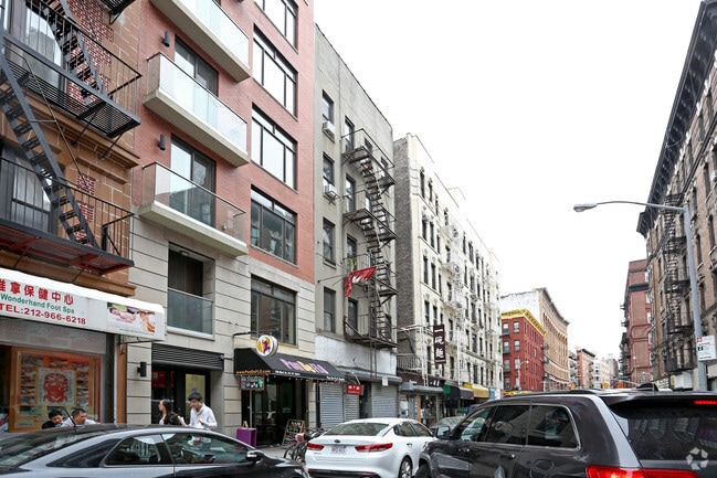 Building Photo - 154 Mott St