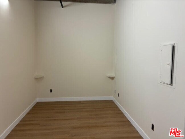Foto del edificio - 312 W 5th St