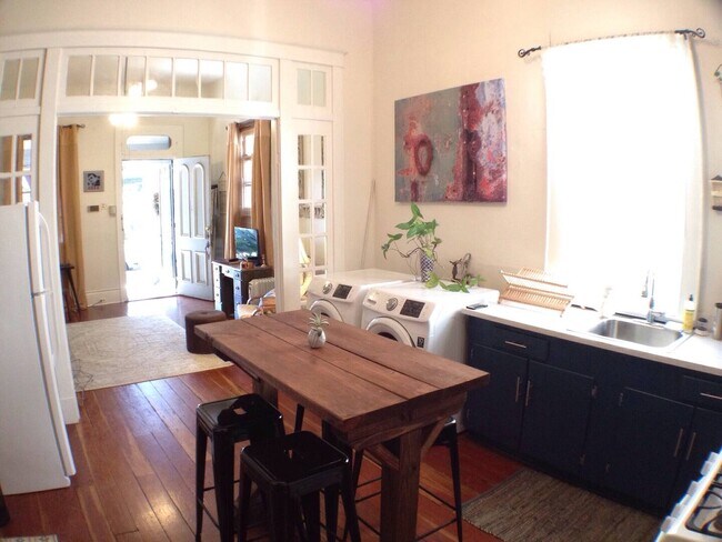 Cocina con lavadora-secadora de carga frontal - 2815 Ursulines Ave