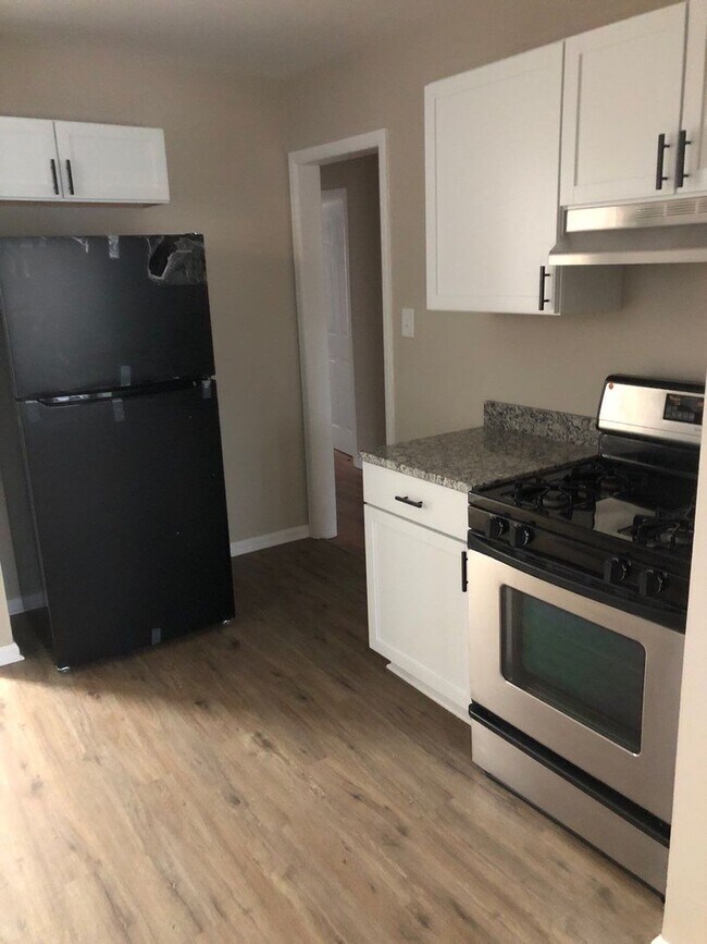 Building Photo - Renovated 3-Bedroom Home - We Welcome Sect...
