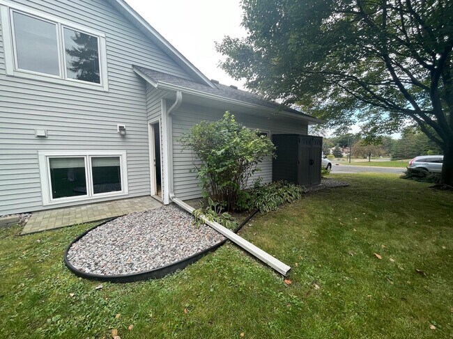 Foto del edificio - 1050 Wedgewood Ln N