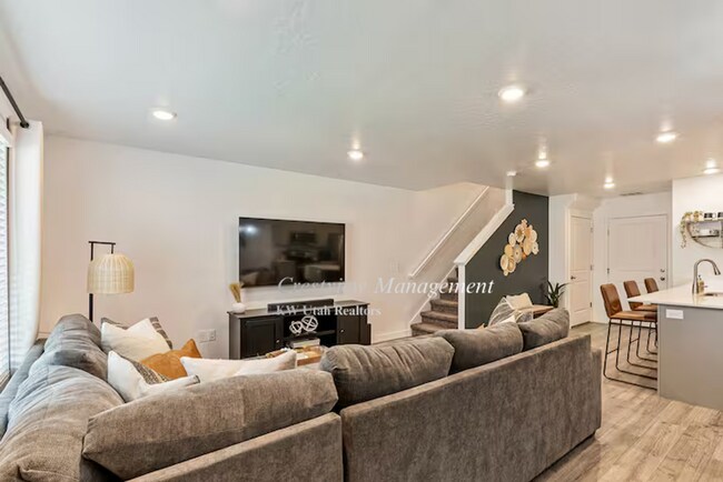 Foto del edificio - Beautifully Maintained Townhouse in a Prime Location
