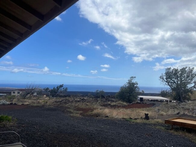 Building Photo - Pet friendly 3 bedroom / 2 bath home with ...