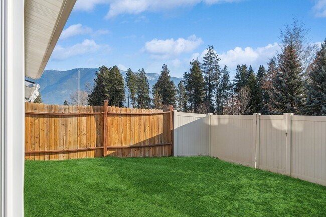 Foto del edificio - Adorable 3 bedroom. 2.5 bathTownhome in Columbia Falls