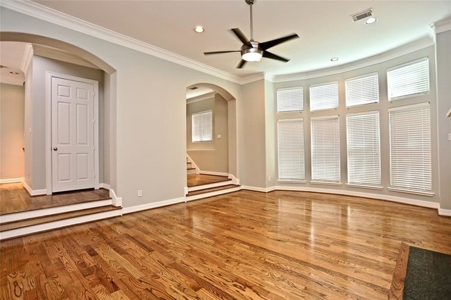 Building Photo - 822 Stuart St