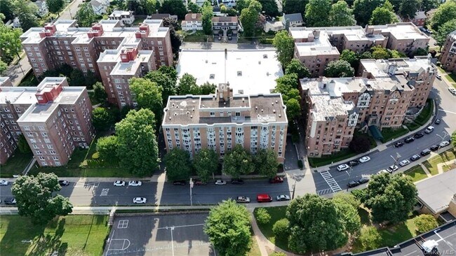 Foto del edificio - 14 Nosband Ave