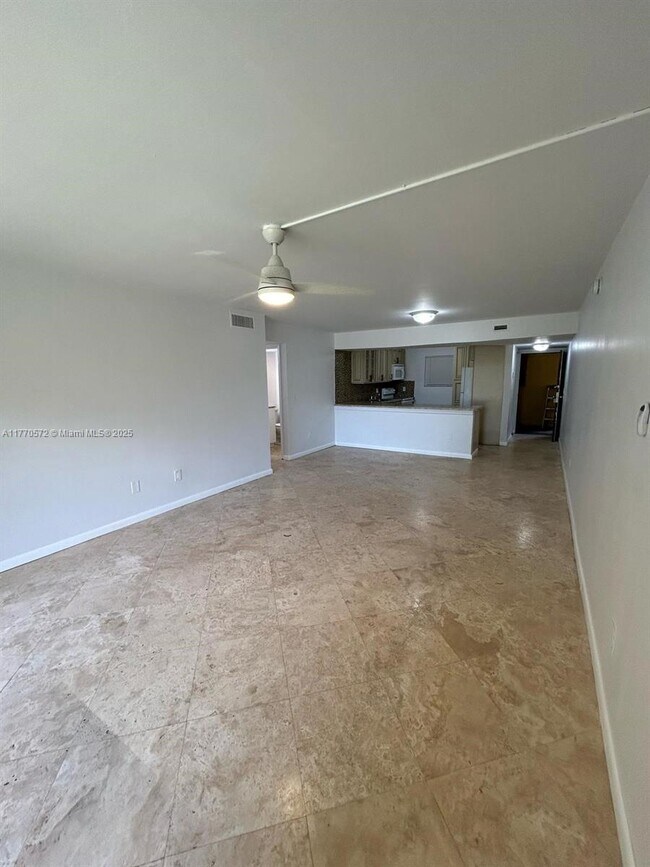Foto del edificio - 3390 Foxcroft Rd