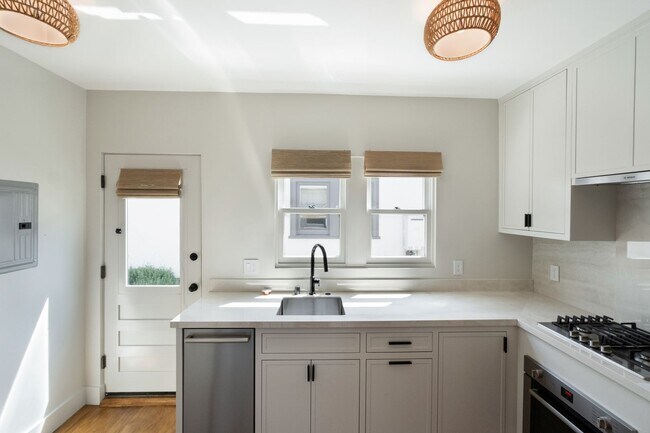 Foto del edificio - Beautiful 1 bed / 1 bath bungalow-style apartment now available!