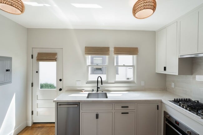 Building Photo - Beautiful 1 bed / 1 bath bungalow-style apartment now available!