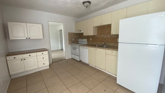 Building Photo - 3 Bedroom 2 Bath Villa West Bradenton.