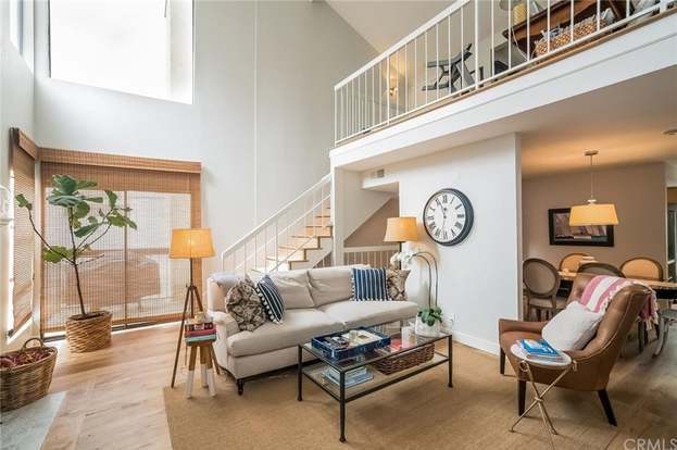 Light-filled living room - 709 4th St