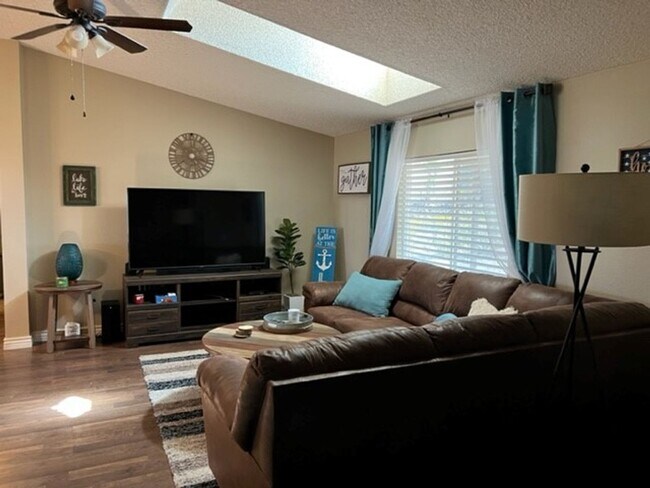 Foto del edificio - 775 Pegasus Ranch Rd