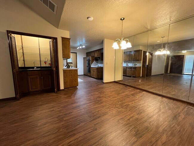 Foto del edificio - JGH 008-009 N OKC 2122/2124 NW 117th