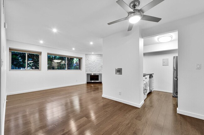 Building Photo - Beautifully Remodeled 1 Bed / 1 Bath with In-Unit Laundry + 3 Parking Spaces