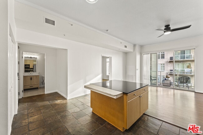 Building Photo - 388 E Ocean Blvd