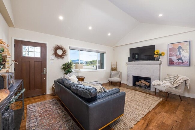 Building Photo - Half Moon Bay Quintessential Beach House!