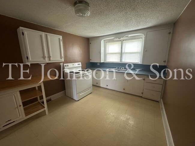 Building Photo - Charming 3BR Home with Basement, Large Backyard & Hardwood Floors in Kernersville