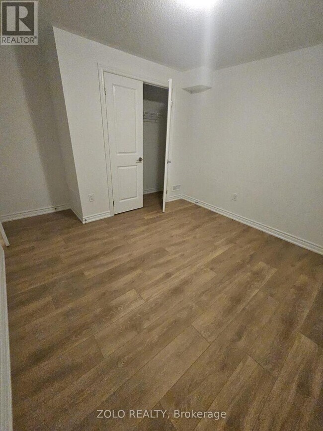 Photo du bâtiment - 100 W Oak Trl