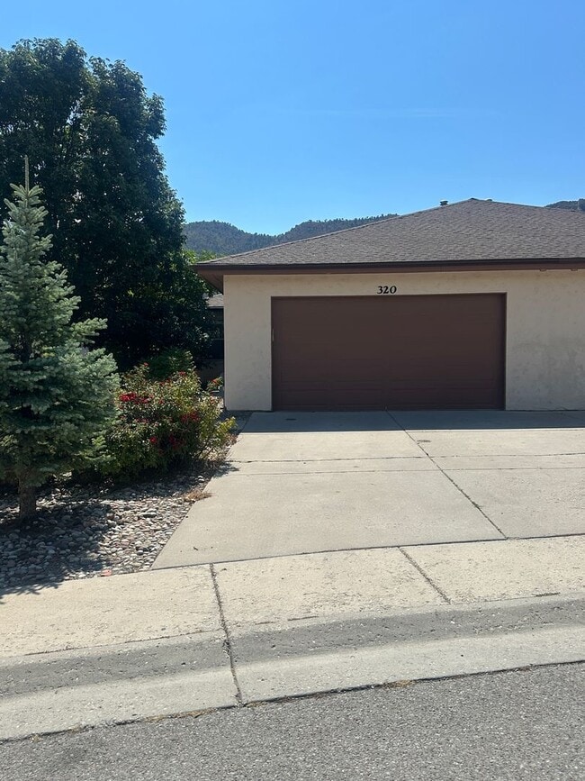Building Photo - 320 Castle Ridge Dr