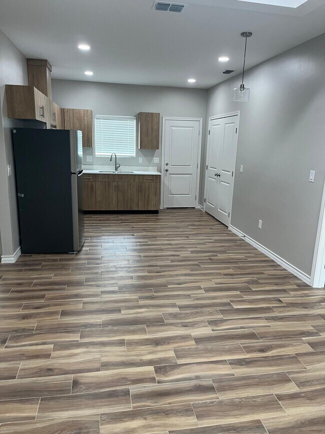 Foto del edificio - 2709 E Israel Ave
