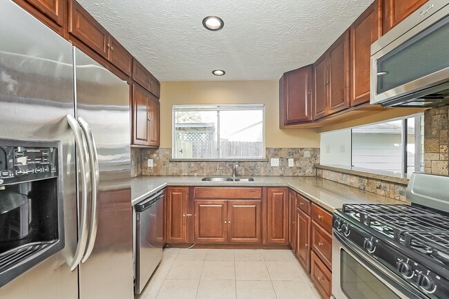 Building Photo - 3430 Vandyke Dr