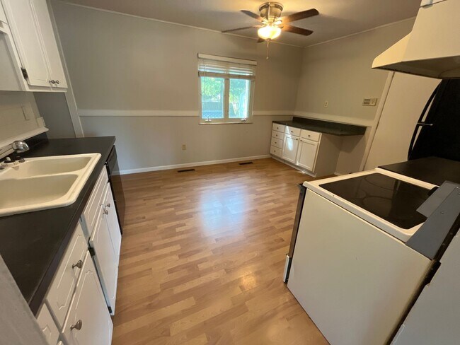 Foto del edificio - Three bedroom 1.5 bath single family home ...