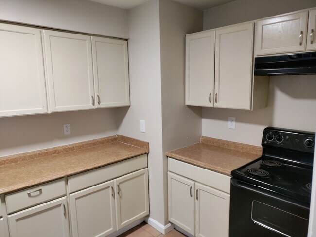 Foto del edificio - Single Family Home 5 BR / 2 Bath