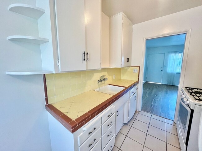 Building Photo - Upstairs 1 Bedroom Apt with 1-Car Garage N...