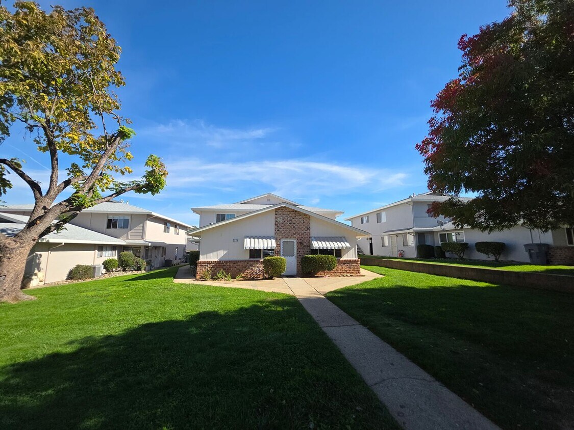 Foto principal - Beautiful 2BR/1BA Condo in Auburn - Move-I...