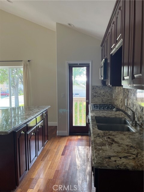 Foto del edificio - 48 Almond Tree Ln