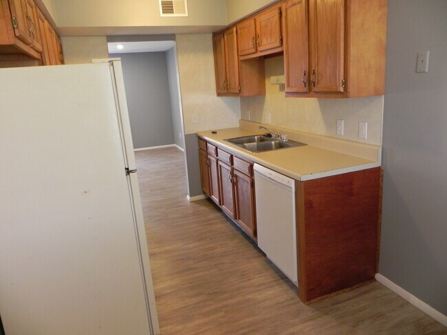 Building Photo - Two bedroom Townhouse located 7311 Ayers R...