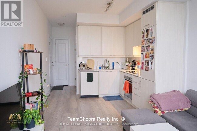 Photo du bâtiment - 36 Elm Dr W