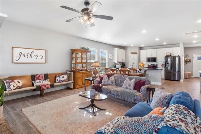 Building Photo - 102 Manfield Ave