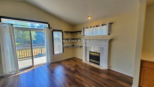 Foto del edificio - Super convenient 3 bed, 3 bath available NOW