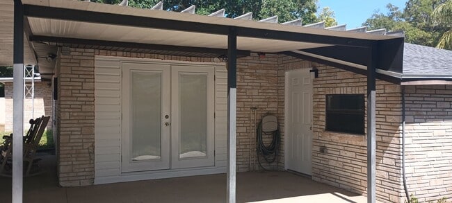 Building Photo - Spacious 3 bedroom home with over-sized fe...