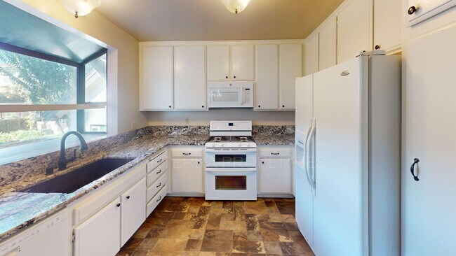 Building Photo - 3 Bed/2.5 Bath Townhome In Eastside Costa ...
