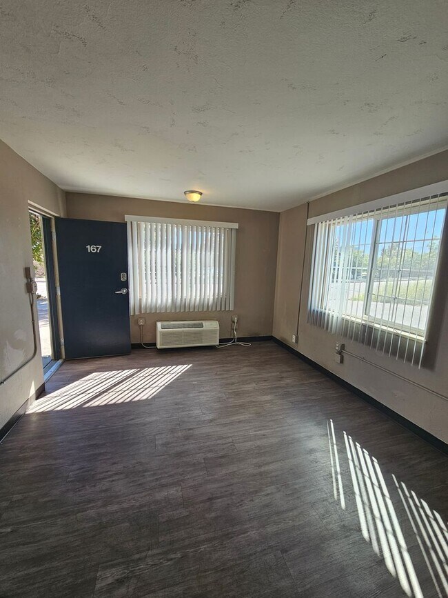 Building Photo - Remodeled Studio Apartments Near Memorial ...