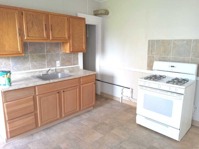 Building Photo - 121 Lounsbury St
