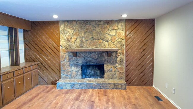Building Photo - 7203 Edenborough Dr