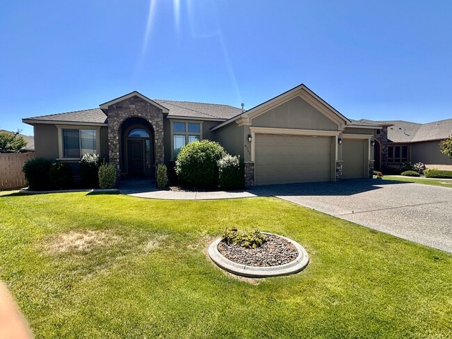 Building Photo - Spacious 4 Bedroom Home in Quiet Cul-de-Sa...