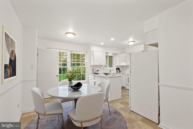 Foto del edificio - 8803 Tuckerman Ln