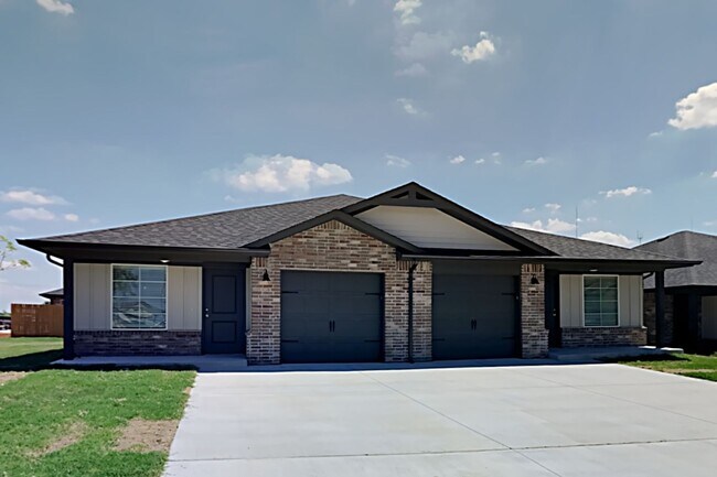 Foto del edificio - 2 Bedrooms 2 Bathroom 1 Car Garage Duplex Close to Broadway Extension, a short distance from Edmo...